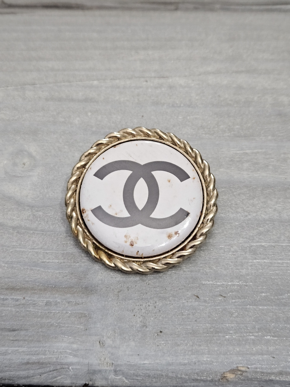 CHANEL White Enamel CC Logo Brooch with Gold-Tone Rope Frame